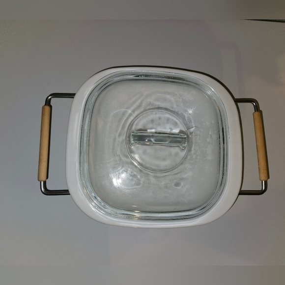 Corningware Other - CorningWare 2.5 Quart baking dish with lid & carrying tray Vintage